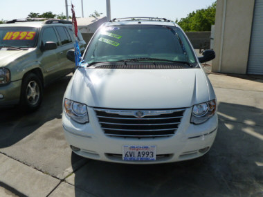 2006 Chrysler Town & Country Limited Minivan 4D
